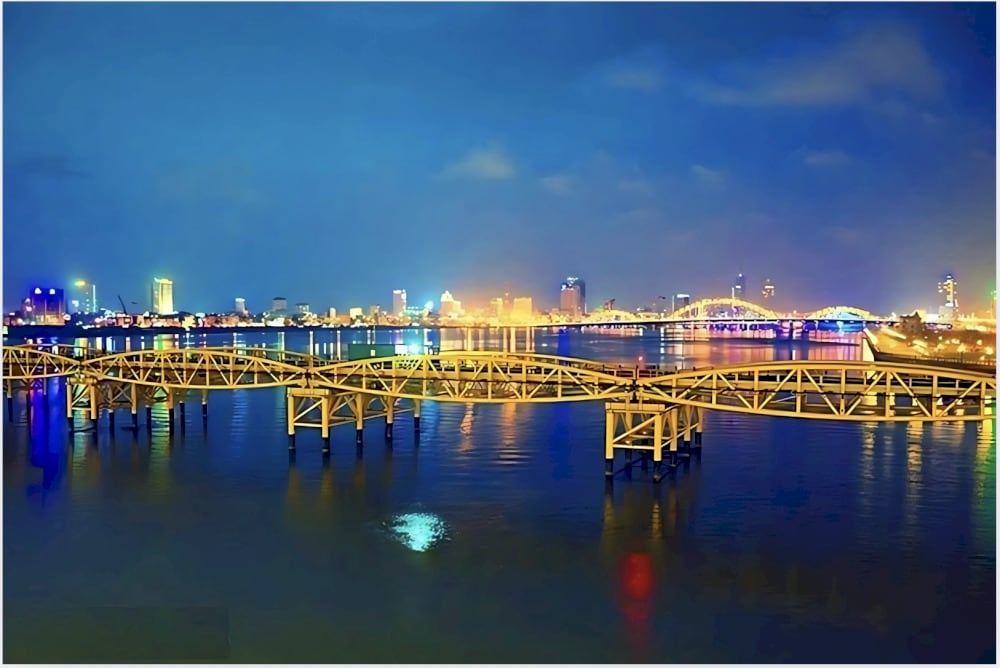 Nguyen Van Troi Bridge offers a wonderful spot to view the Dragon Bridge from afar